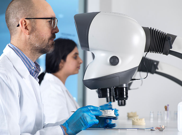 01-Mantis-stereo-microscope-ergonomic-dental-application-768x572px 02-Swift-PRO-measuring-microscope-user-AB V19 495