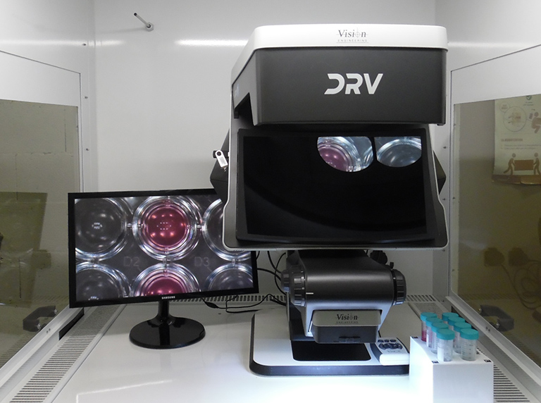 03-DRV-Z1-biomedical-application-inside-laminar-flow-cabinet-768x572px