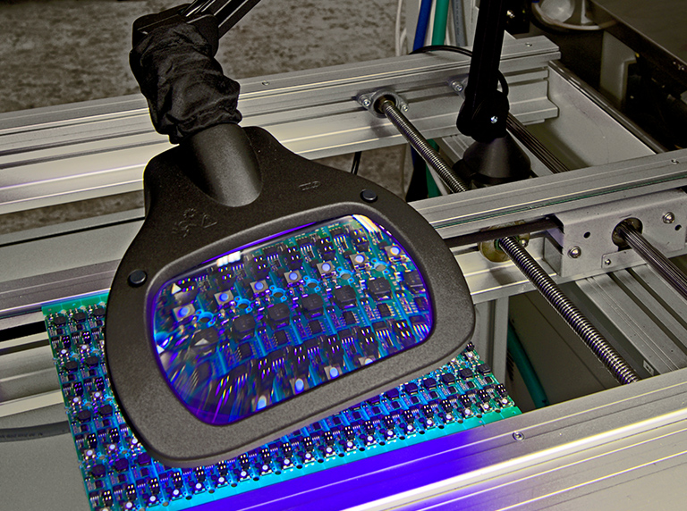 Wave LED ESD bench magnifier inspecting PCS under UV light