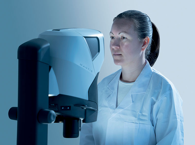 Maximum-eye-comfort-using-Mantis-stereo-microscope-768×572 Nahaufnahme des Bohrlochs eines Bauteils unter Verwendung des Mantis-Stereomikroskops