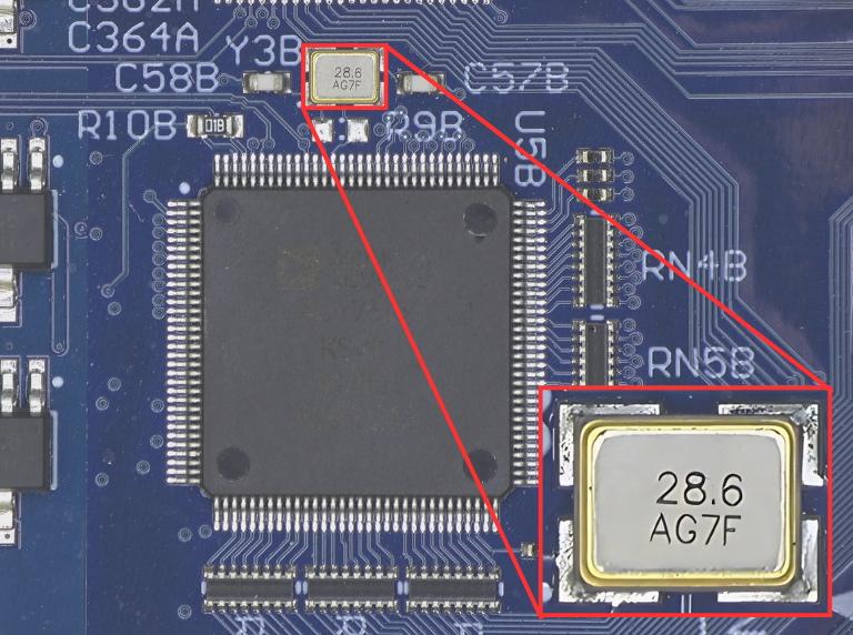 Halo_4k_web-768×572 Four users in a row using EVO-Cam II digital microscope inspecting plastic samples