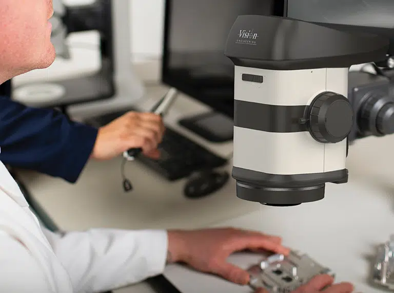 VISO_machined_Edit_CMYK-768×572 Ein bearbeitetes Metallteil wird von ProteQ VISO untersucht