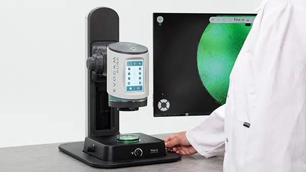 AURA-Touch-Contrast-Petri-600×338 Ein Labortechniker untersucht eine Petrischale.