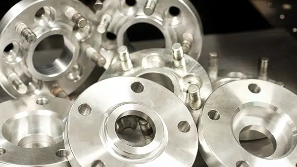 metal-components-iStock-864972632-600×338 Eine Anordnung von Metallkomponenten